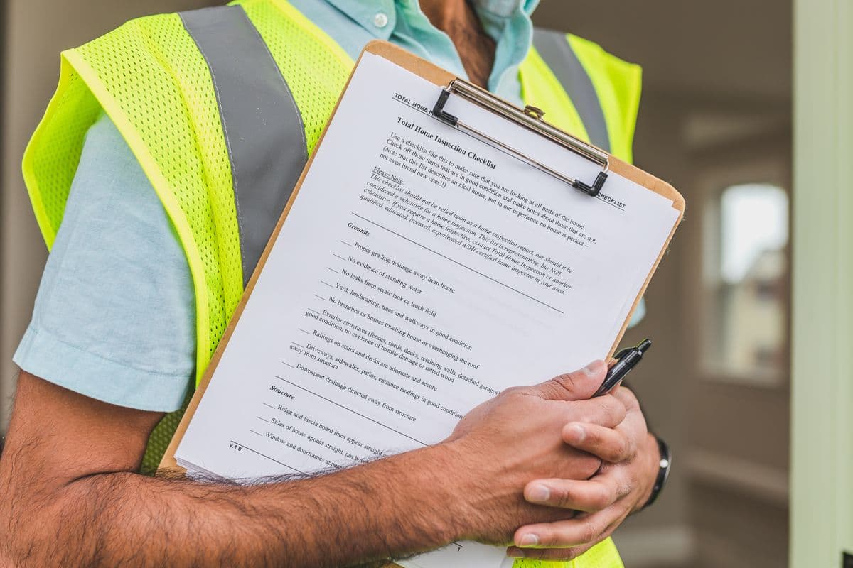 Inspecteur controleert een checklist op locatie